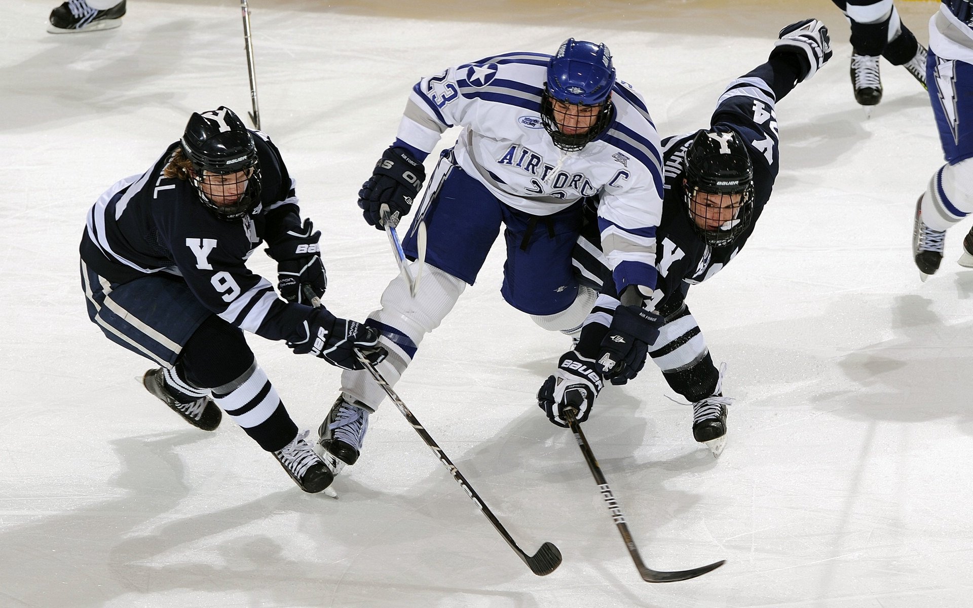 拜仁替补小将首次登场便斩获进球，拜仁17岁小将